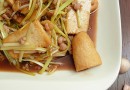 ผัดกุยช่ายขาวเต้าหู้หมูสับ