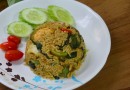 ข้าวผัดเขียวหวานปลาหมึกและกุ้ง