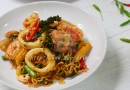 บะหมี่กึ่งสำเร็จรูปผัดขี้เมาปลาหมึกและกุ้ง