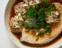 ปลาแซลมอนนึ่งหมูสับ