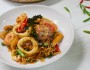 บะหมี่กึ่งสำเร็จรูปผัดขี้เมาปลาหมึกและกุ้ง